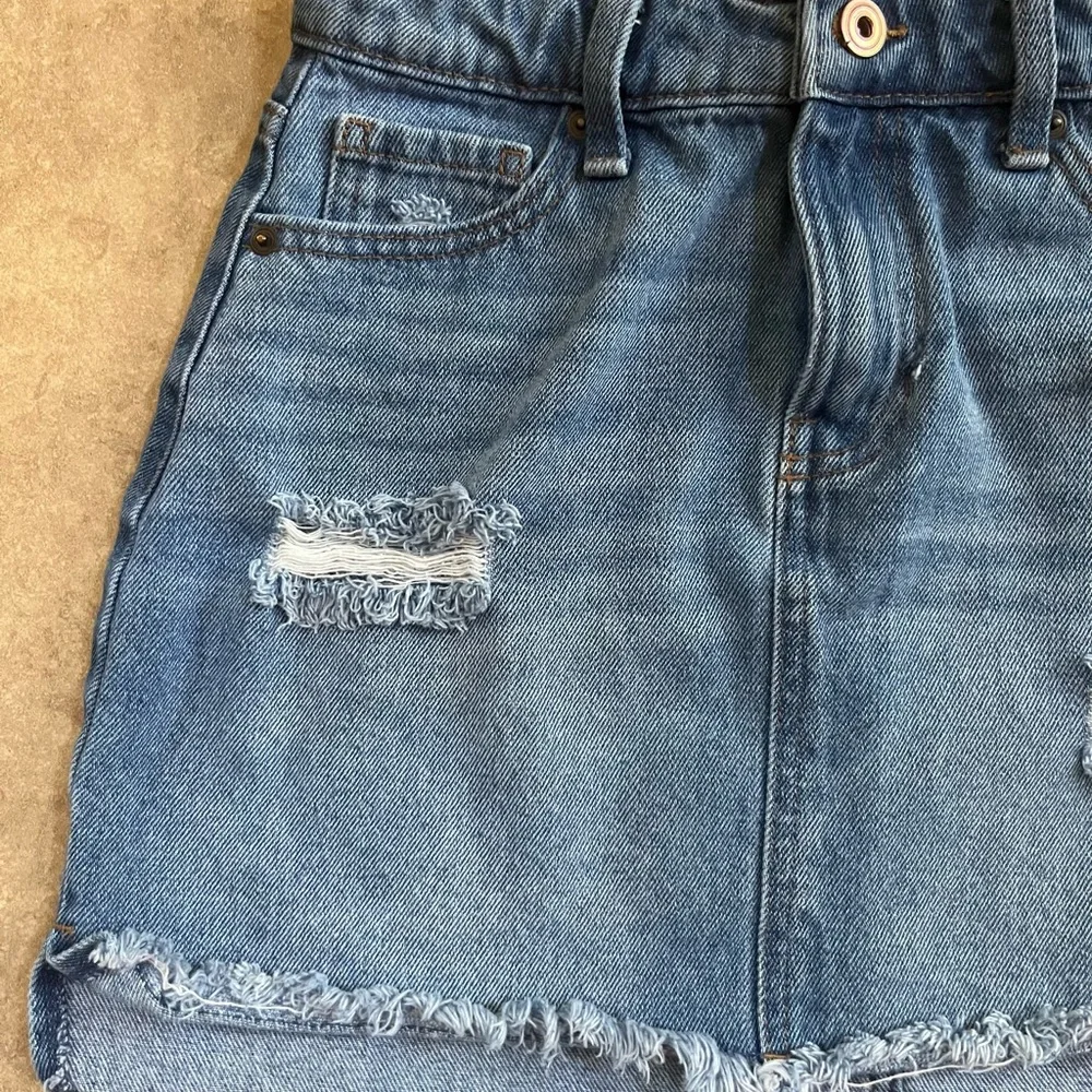 Celebrity Pink RE High-Low Denim Fray Bottom Skirt. Size 1/25